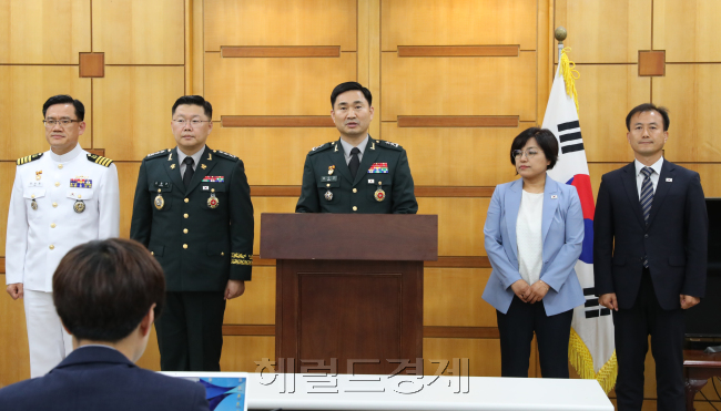 남북 장성급회담 남쪽 수석대표를 맡은 김도균 국방부 대북정책관(왼쪽 셋째)이 전날 판문점 남쪽 자유의집에서 회담 브리핑을 하고 있다. [사진공동취재단]