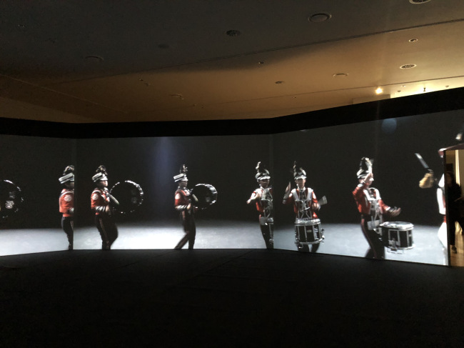 뮌(김민선&최문선), 바리케이드 모누멘트(러브 퍼레이드), 2018, 다채널 비디오 설치, 사운드 10분, 전시전경 [사진=이한빛 기자/vicky@]