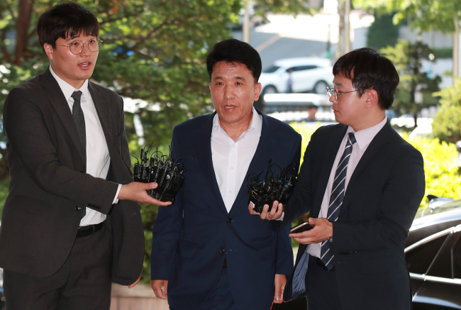KEB Hana Bank chief Ham Young-joo in the middle(Yonhap)