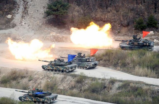 South Korean Army K1A1 and US Army M1A2 tanks fire live rounds during a US-South Korea joint live-fire military exercise, at a training field, near the demilitarized zone, separating the two Koreas in Pocheon, South Korea on April 21, 2017. (Reuters)
