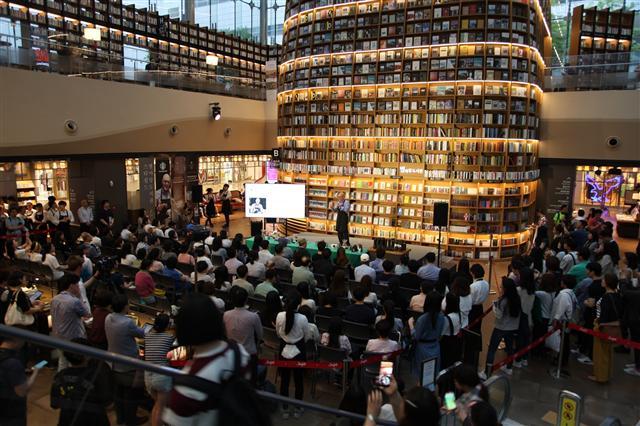 코헨이 지난 14일 스타필드 코엑스몰 별마당 도서관에서 ‘리저브와 함께 하는 별빛 이야기 명사 특강’에 나서 스페셜티 커피를 주제로 이야기를 펼치고 있다.