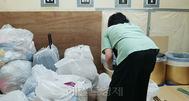 [수거한 쓰레기를 다시 분리수거하는 작업. 김유진 기자/kacew@heraldcorp.com]