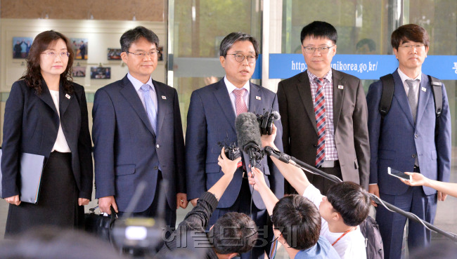 남북체육회담 수석대표를 맡은 전충렬 대한체육회 사무총장이 18일 오전 서울 종로구 남북회담본부에서 회담장소인 판문점 평화의집으로 출발하기 전 취재진 질문에 답하고 있다. 이날 열리는 체육회담에서는 남북통일농구경기와 2018 아시안게임 공동참가 등을 비롯한 체육분야 교류협력문제를 협의할 예정이다. 왼쪽부터 김석규 통일부 과장, 전충렬 수석대표, 이해돈 문화체육관광부 과장. <br />정희조 기자/checho@heraldcorp.com  180618
남북체육회담 수석대표를 맡은 전충렬 대한체육회 사무총장이 18일 오전 서울 종로구 남북회담본부에서 회담장소인 판문점 평화의집으로 출발하기 전 취재진 질문에 답하고 있다. 이날 열리는 체육회담에서는 남북통일농구경기와 2018 아시안게임 공동참가 등을 비롯한 체육분야 교류협력문제를 협의할 예정이다. 왼쪽부터 김석규 통일부 과장, 전충렬 수석대표, 이해돈 문화체육관광부 과장.
정희조 기자/checho@heraldcorp.com  180618