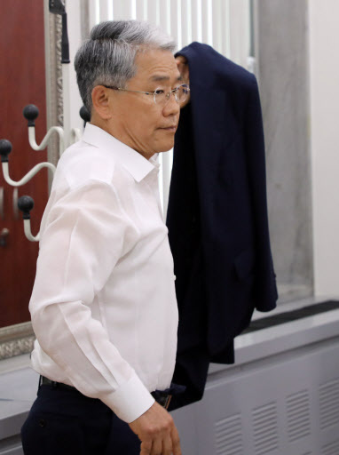[사진설명=바른미래당 김동철 비상대책위원장이 15일 국회에서 열린 기자간담회에 참석하며 웃옷을 걸치고 있다. 사진제공=연합뉴스]