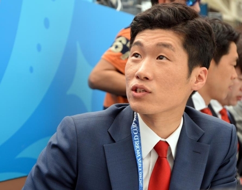 Former South Korean football player Park Ji-sung, who now works as a commentator for local TV broadcaster, speaks to reporters after watching 2018 FIFA World Cup Group F match between Germany and Mexico at Luzhniki Stadium in Moscow on Sunday. (Yonhap)