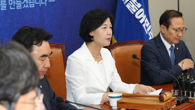 더불어민주당 추미애 대표가 18일 오전 국회에서 열린 최고위원회의에서 발언하고 있다. [사진=연합뉴스]
더불어민주당 추미애 대표가 18일 오전 국회에서 열린 최고위원회의에서 발언하고 있다. [사진=연합뉴스]