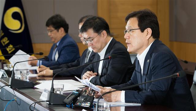 최종구 금융위원장(오른쪽)이 18일 오전 서울 세종로 정부서울청사에서 열린 '서민금융지원체계 개편 태스크포스(TF) 1차 회의'에서 발언하고 있다.  [연합뉴스}