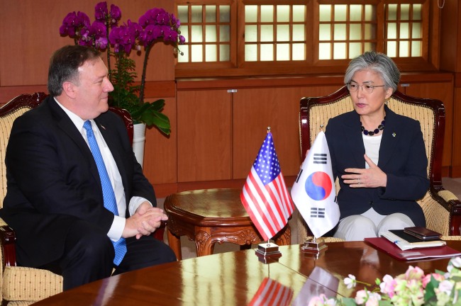 US Secretary of State Mike Pompeo, left, and South Korean Foreign Minister Kang Kyung-wha (Yonhap)
