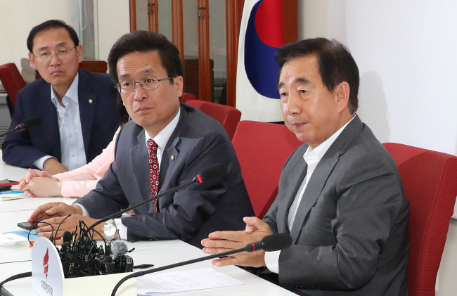 Kim Sung-tae (R) (Yonhap)
