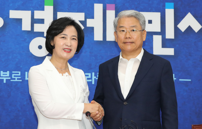 더불어민주당 추미애 대표가 18일 오전 국회 당 대표실에서 바른미래당 김동철 비대위원장의 예방을 받고 악수하고 있다. (사진=연합뉴스)