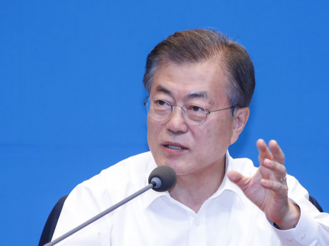 President Moon Jae-in speaks during Monday's meeting with senior aides in Seoul. Yonhap