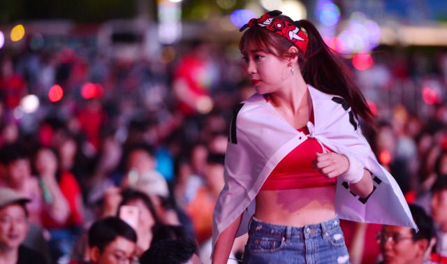 18일  러시아월드컵  한국과 스웨덴 첫 예선이 벌어진 시간 서울광장 길거리응원에 나선 시민들이 각양각색의 응원복장을 하고 열띤 응원을 하고 있다.  정희조 기자/checho@heraldcorp.com
