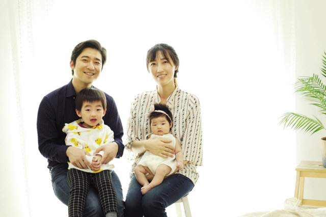 송민영씨 부부와 두 아이의 단란한 모습.  [제공=송민영씨]