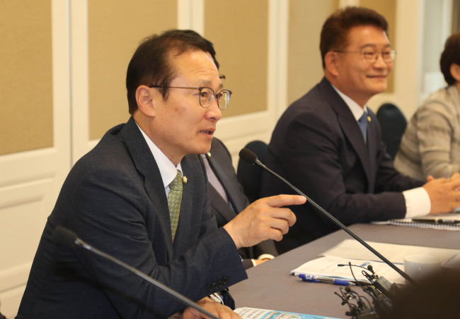 홍영표 더불어민주당 원내대표가 19일 오전 국회 본청 귀빈식당에서 국회 통합과 상생포럼 주최로 열린 '남북교통인프라' 연결을 위한 긴급 조찬간담회에서 인사말을 하고 있다.[사진=연합뉴스]
홍영표 더불어민주당 원내대표가 19일 오전 국회 본청 귀빈식당에서 국회 통합과 상생포럼 주최로 열린 '남북교통인프라' 연결을 위한 긴급 조찬간담회에서 인사말을 하고 있다.[사진=연합뉴스]