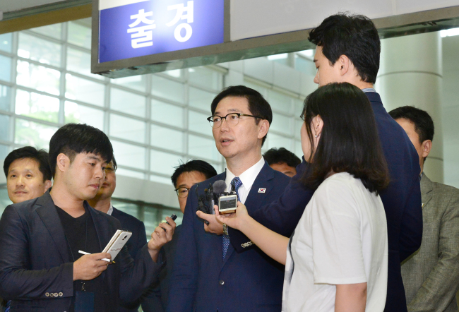 Vice Unification Minister Chun Hae-sung (center) answers reporters at the South and North Korean customs, immigration and quarantine office, June 8, before leaving for Kaesong to inspect facilities for a planned inter-Korean liaison office. (Yonhap)