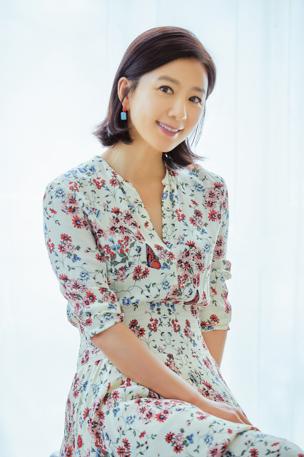 우아함의 대명사였던 김희애. 그는 27일 개봉하는 영화 ‘허스토리’에서 위안부 할머니들과, 그 들의 재판을 위해 일본 재판부와 싸웠던 사람 중 한 명인 문정숙 역을 맡아 열연을 펼쳤다.