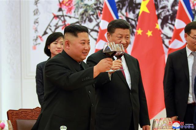 중국을 방문한 김정은 북한 국무위원장이 19일 중국 베이징 인민대회당에서 열린 공식 환영식에서 시진핑 중국 국가주석과 건배하고 있다.
[조선중앙통신·연합뉴스]