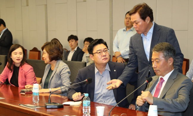 자유한국당 초선의원들이 19일 오후 국회 의원회관에서 당 혁신 논의를 위한 긴급 모임을 갖고 있다. (사진=연합뉴스)