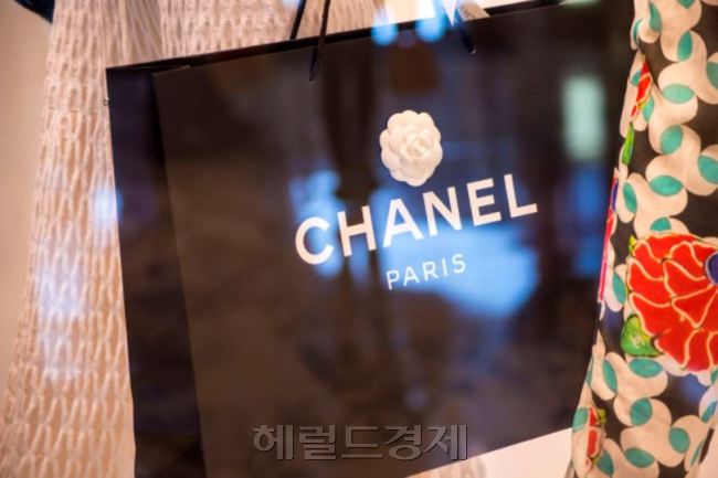 최근 샤넬, 루이비통 등 주요 명품 브랜드들이 잇따라 가격을 인상하고 있지만 그 인기는 오히려 치솟고 있다. 그러다보니 해외 명품업체들이 고가마케팅 수단으로 활용하고 있다는 시각이 제기된다.  [헤럴드경제DB]