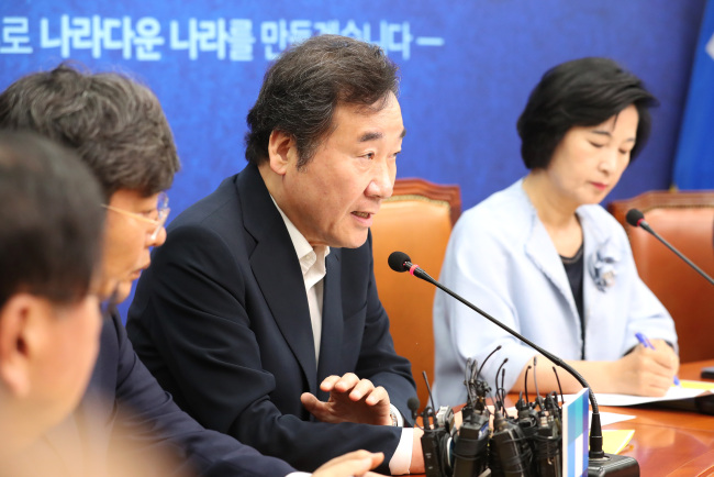 이낙연 국무총리(가운데)가 20일 오전 국회에서 열린 고위당·정·청 회의에 참석해 발언하고 있다. 오른쪽은 더불어민주당 추미애 대표. (사진=연합뉴스)