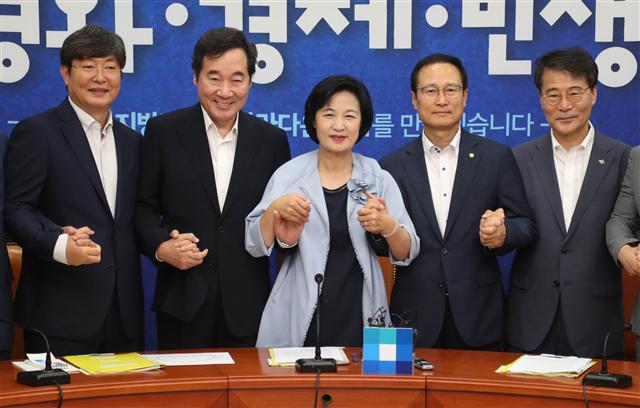 <YONHAP PHOTO-4972> 손 맞잡은 당ㆍ정ㆍ청 (서울=연합뉴스) 김현태 기자 = 더불어민주당 추미애 대표(가운데), 이낙연 국무총리(왼쪽 두번째), 장하성 청와대 정책실장 등 참석자들이 20일 오전 국회에서 열린 고위당·정·청 회의에서 손을 맞잡고 있다. 이날 회의에서는 남북·북미 정상회담 후속 조치와 서민 경제 대책 등 논의될 것으로 알려졌다. 2018.6.20 mtkht@yna.co.kr/2018-06-20 09:42:50/ <저작권자 ⓒ 1980-2018 ㈜연합뉴스. 무단 전재 재배포 금지.>