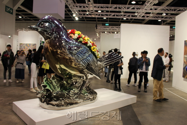 국제적 아트페어에 참여하는 것 만이 갤러리가 시장에서 살아남는 유일한 길일까. 천문학적 참여비가 발생하는 아트바젤, 갤러리들의 손익계산이 시작됐다. 사진은 2018 아트바젤 홍콩의 전시장면 [사진=헤럴드경제DB]