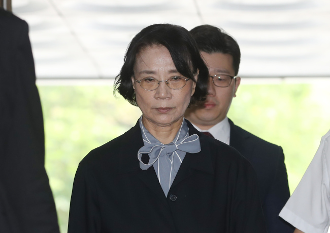 Lee Myung-hee, wife of Korean Air's chairman, arrives at the Seoul Central District Court on Wednesday. (Yonhap)