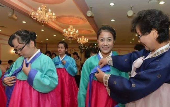 Migrant wives in South Korea learn how to wear hanbok (Yonhap)