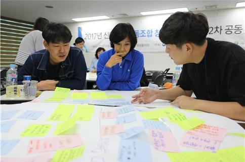 주민신협 최인순 상무가 신협 청년협동조합 창업워크숍에 참가한 참가자들에게 창업 코칭을 해주고 있다.  [제공=신협]