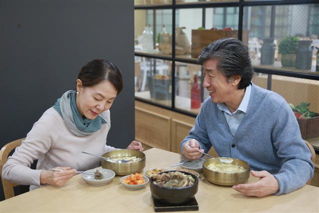 고령화 사회 진입으로 실버푸드 시장이 빠르게 성장하면서 식품업체들이 식감 뿐 아니라 맛과 영양, 모양, 편의성까지 고려한 먹거리를 속속 내놓고 있다.  [제공=아워홈]