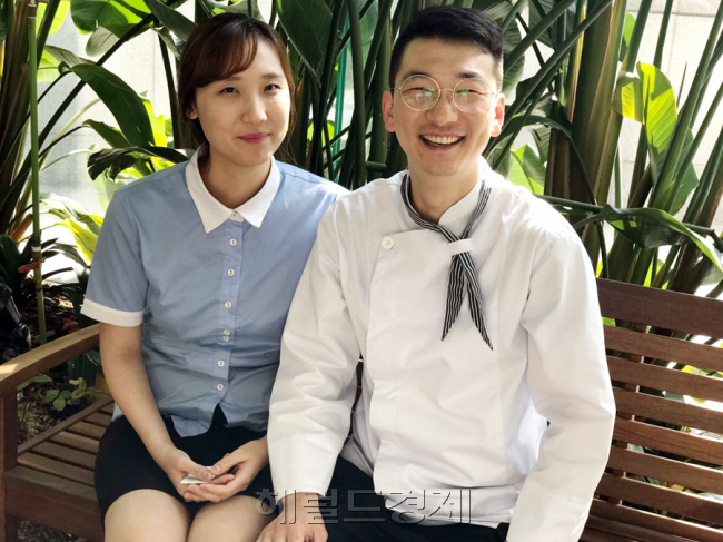 CJ프레시웨이에서 실버푸드(고령친화식)ㆍ환자식인 ‘무스식’ 연구개발을 담당하는 박미미 신촌 연세대 세브란스점장(왼쪽)과 김우중 조리실장