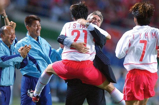 2002년 포르투갈전 결승골을 넣은 박지성이 히딩크 감독의 품에 안기고 있다. [연합뉴스]