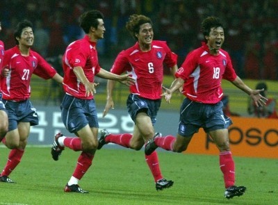 2002 한일월드컵 D조 조별 리그 첫 경기인 한국-폴란드전에서 선제골을 넣은 뒤 기뻐하고 있는 황선홍(오른쪽). 하지만 그도 4년 전 프랑스월드컵 직전 열린 중국과 평가전에서 골키퍼와 부딪힌 뒤 십자인대가 파열돼 월드컵 내내 출전하지 못한 아픈 기억이 있다. 십자인대 파열은 축구 선수는 물론 축구를 즐기는 일반인에게도 큰 부상이다. [헤럴드경제DB]
