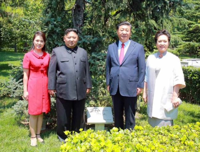 North Korean leader Kim Jong-un (2nd L), his wife Ri Sol-ju (L), Chinese President Xi Jinping (2nd R) and his wife Peng Liuyan (R). (Yonhap)