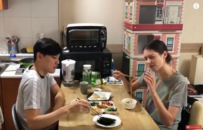 Sarah and Kyu-ho enjoy a home-cooked meal at home. (YouTube)