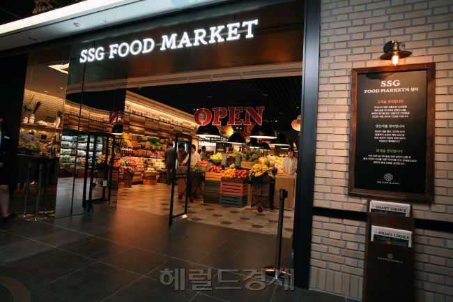 스타수퍼 도곡점은 오는 30일 영업을 종료하고 대대적인 리뉴얼을 거쳐 올해 12월 SSG푸드마켓으로 재개장할 예정이다. 사진은 스타수퍼 도곡점(왼쪽 사진)과 SSG푸드마켓 청담점.    [헤럴드경제DB]