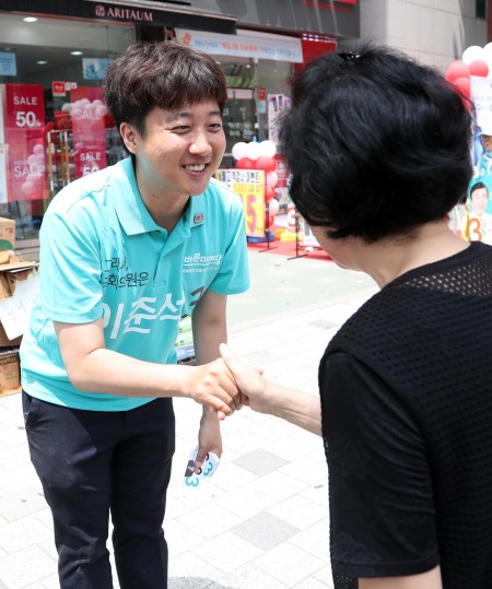 지난 국회의원 재보궐 선거에 출마한 이준석 바른미래당 후보가 지역 주민들에게 한 표를 호소했다. [연합뉴스]