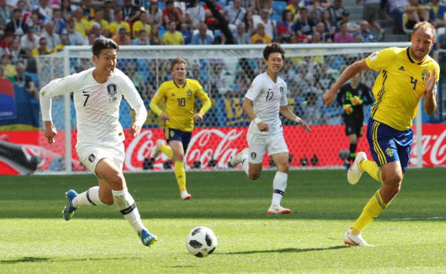 Son Heung-min of South Korea (L) dribbles the ball past Andreas Granqvist of Sweden during their Group F contest of the FIFA World Cup at Nizhny Novgorod Stadium in Nizhny Novgorod, Russia, on Monday, June 18. (Yonhap)