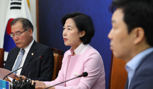 더불어민주당 추미애 대표가 22일 오전 국회에서 열린 최고위원회의에서 "검·경 수사권조정 합의안이 사개특위로 전달된 만큼 국회는 격의없는 토론으로 대승적 차원에서 보완할 것 보완해 입법에 박차를 가해달라"고 발언하고 있다. (사진=연합뉴스)