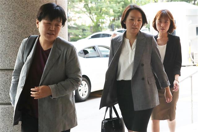 <YONHAP PHOTO-2789> '안희정 성폭행 피해' 김지은 측 변호인단 (서울=연합뉴스) 강민지 기자 = 안희정 전 충남지사로부터 성폭행을 당했다고 폭로한 정무비서 김지은 씨의 고소 대리인인 장윤정(왼쪽부터), 정혜선 변호사 등이 22일 오전 서울 마포구 서울서부지법에서 열린 안 전 지사의 제2회 공판준비기일에 참석하고 있다. 2018.6.22 mjkang@yna.co.kr/2018-06-22 10:22:05/ <저작권자 ⓒ 1980-2018 ㈜연합뉴스. 무단 전재 재배포 금지.>