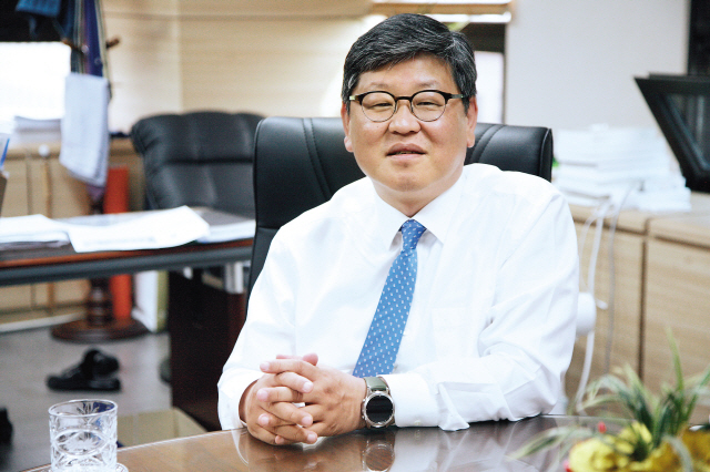19일 과천 정부종합청사에서 이용구 법무부 법무실장이 인터뷰 도중 포즈를 취하고 있다 좌영길기자@heraldcorp.com