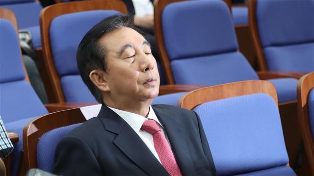 자유한국당 김성태 당 대표 권한대행이 지난 21일 국회에서 열린 의원총회에서 눈을 감고 생각에 잠겨 있다. [연합뉴스]