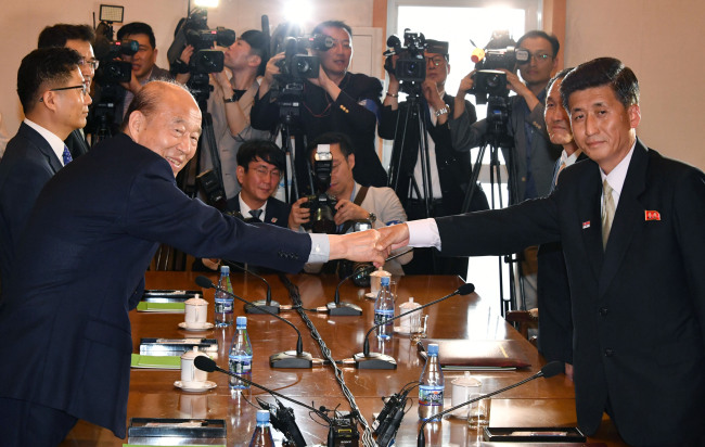 　The two Koreas hold Red Cross talks on Friday at the Kumgangsan resort in North Korea. Park Kyung-seo (left), head of the Korean Red Cross headed the South Korean delegation, while Pak Yong-il (right), vice chairman of the Committee for the Peaceful Reunification of the Country (second from left), led the North Korean team. (Joint　Press Corps)