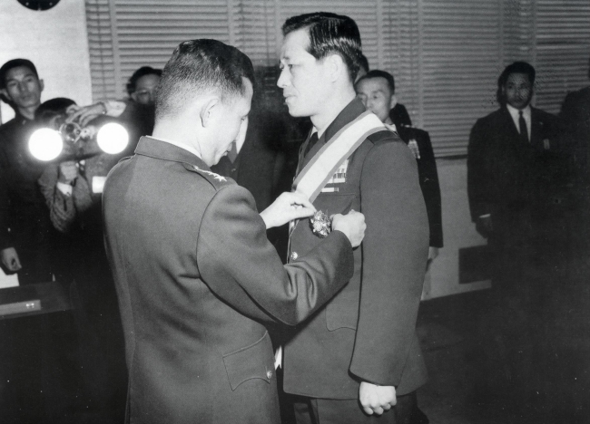 Park Chung-hee (left) and Kim Jong-pil (right) in 1963 (Yonhap)