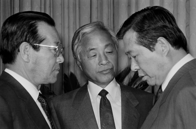 Kim Jong-pil (left), Kim Young-sam (center) and Kim Dae-jung (right) in 1998 in Seoul (Yonhap)