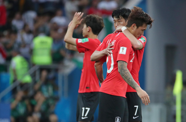 South Korea's Jang Hyun-soo (2nd from R) is hugged by teammate Son Heung-min after their 2-1 loss against Mexico in the 2018 FIFA World Cup Group F match at Rostov Arena in Rostov-on-Don on June 23. (Yonhap)