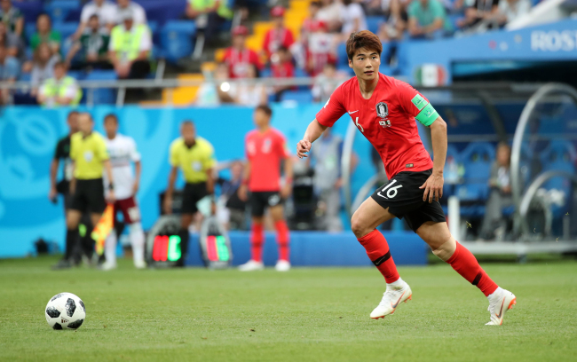 South Korean midfielder and captain Ki Sung-yueng controls the ball during a Group F contest against Mexico at the FIFA World Cup at Rostov Arena in Rostov-on-Don, Russia, on June 23. (Yonhap)