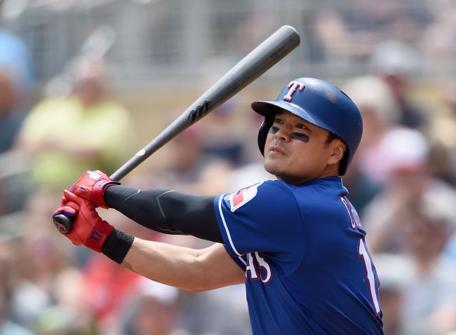 Choo Shin-soo of the Texas Rangers watches his ground rule double against the Minnesota Twins in the top of the second inning of a major league regular season game at Target Field in Minneapolis, Minnesota, on June 23. (Yonhap)