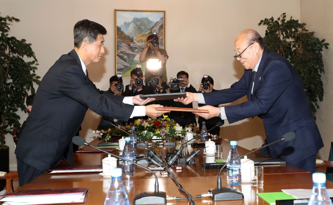 지난 22일 북한 금강산호텔에서 이산가족 상봉행사를 논의하기 위해 열린 남북 적십자회담 종결회의에서 우리측 수석대표인 박경서 대한적십자사 회장(오른쪽)과 북측 수석대표인 박용일 조국평화통일위원회 부위원장이 공동보도문을 교환하고 있다.[사진=연합뉴스]
지난 22일 북한 금강산호텔에서 이산가족 상봉행사를 논의하기 위해 열린 남북 적십자회담 종결회의에서 우리측 수석대표인 박경서 대한적십자사 회장(오른쪽)과 북측 수석대표인 박용일 조국평화통일위원회 부위원장이 공동보도문을 교환하고 있다.[사진=연합뉴스]