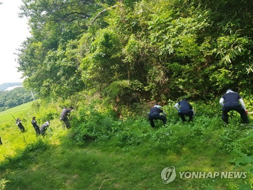 실종 여학생을 찾고 있는 경찰[연합뉴스 자료사진]